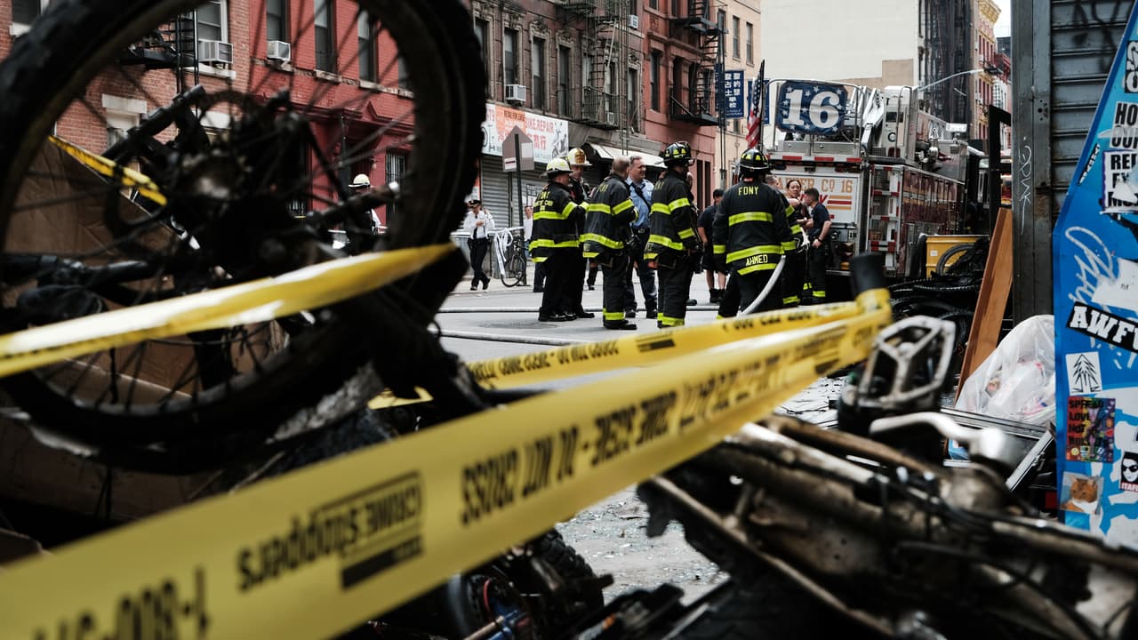 Según el Departamento de Bomberos de la Ciudad de Nueva York (FDNY), 
<b>las baterías de litio han causado más de 240 incendios en 2023</b>. Además, el artefacto es utilizado erróneamente de múltiples maneras.