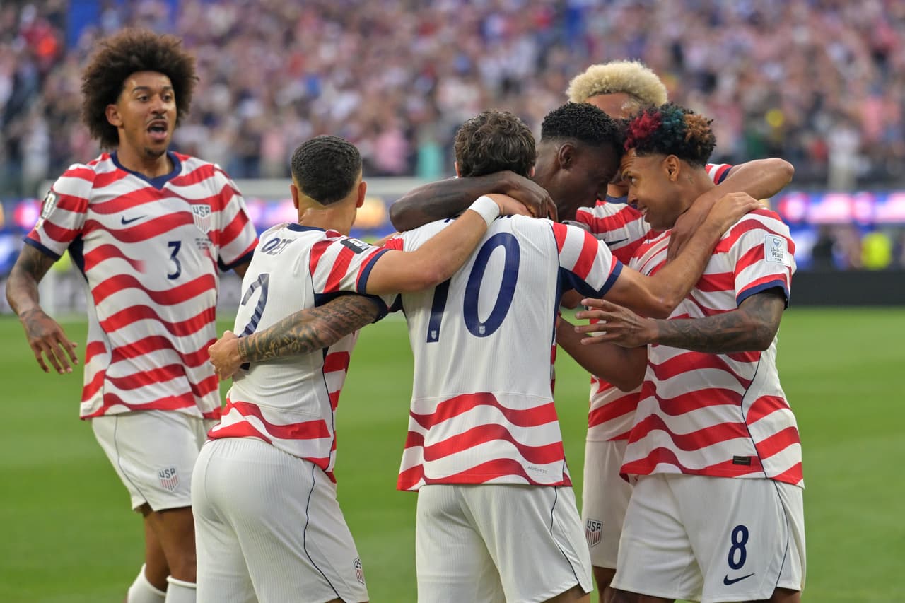 Estados Unidos celebra tras un gol en propia puerta del paraguayo Damián Bobadilla durante el partido.