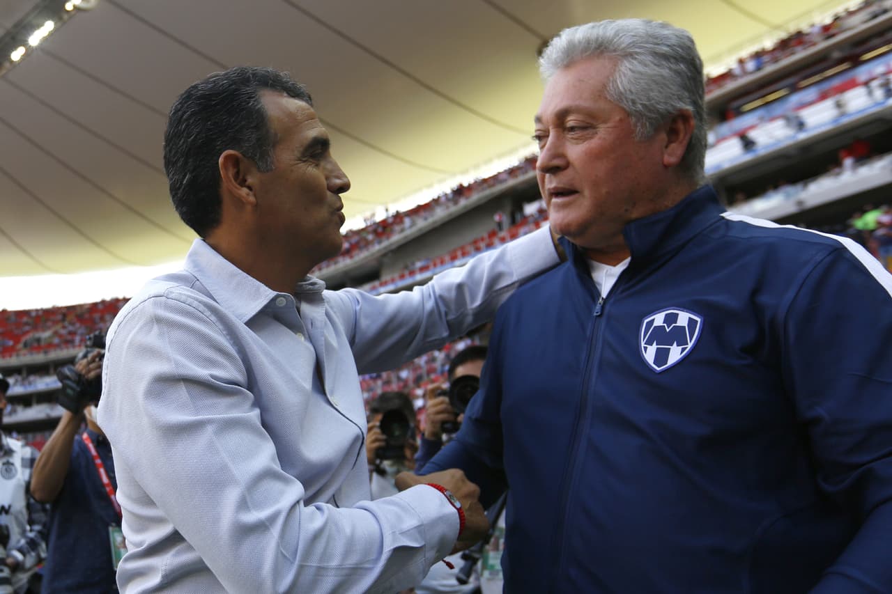 El saludo de los entrenadores previo al partido.