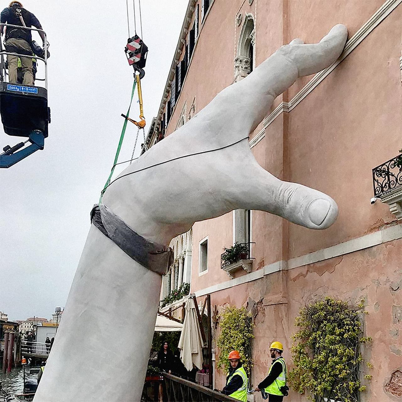 Momento de la instalación de una de las grandes manos en el gran canal de Venecia. En Estados Unidos, su obra ‘La fuerza de la naturaleza’ fue se puede ver en el el rascacielos del grupo Paramount en la Avenida de Las Américas de Nueva York, ciudad donde se formó como artista.