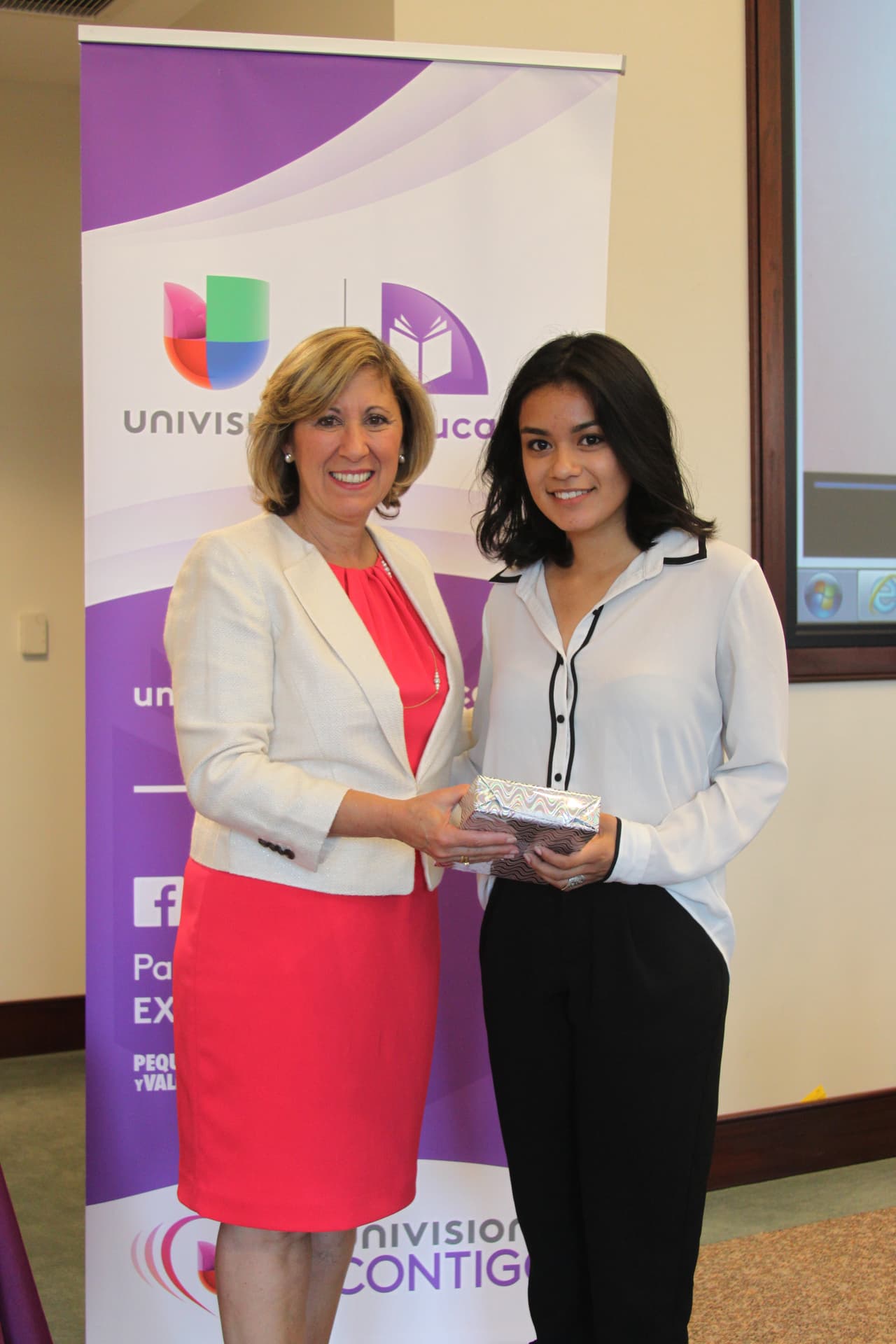 Como todos los años, Univision 40 hizo entrega de las becas Nuestra Juventud en una recepción que se llevó a cabo en las instalaciones del Western Campus de Wake Tech. Esta iniciativa que lleva 12 años, otorga becas a jóvenes hispanos destacados de todo el estado. Los estudiantes reciben $1,000 cada uno, que serán usados para pagar la matricula en la universidad. Estudiantes, familiares, patrocinadores y miembros de la comunidad se reunieron para celebrar la culminación de sus estudios y su siguiente paso hacia la universidad.