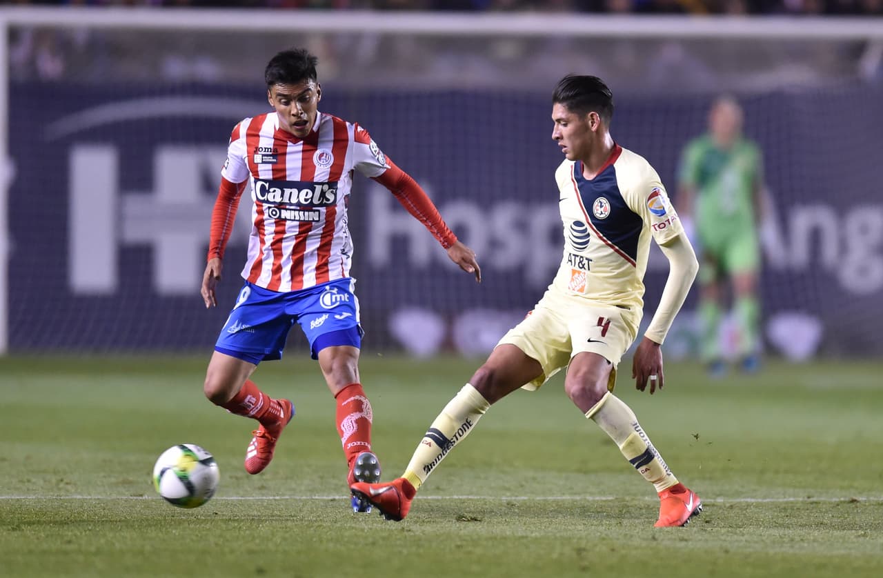 A pesar de la mínima diferencia en su contra, el lenguaje corporal de los jugadores del América en el arranque de la segunda mitad indicaba calma. Aquí Edson Álvarez llegando a la cita con el balón.