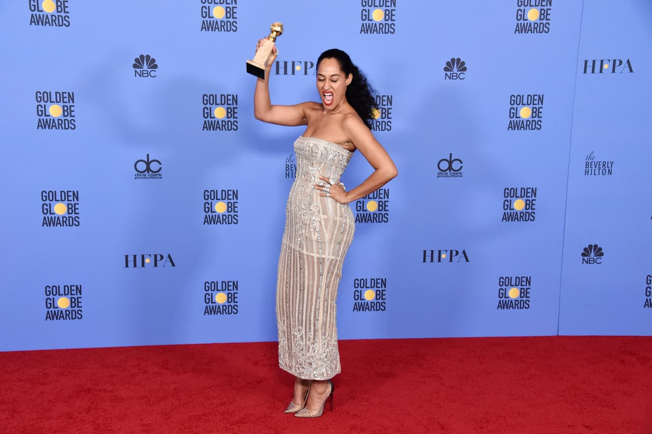 Tracee Ellis Ross, mejor actriz de serie de comedia o musical por Black-ish, celebra su triunfo.