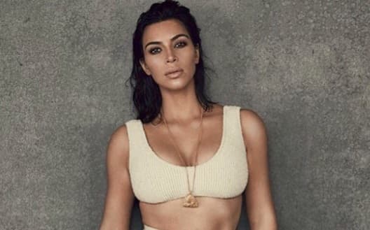 Kim Kardashian se ha hecho famosa como celebridad y como mujer de negocios, pero su inteligencia social no suele ser su fuerte, aunque a ella le tiene sin cuidado.