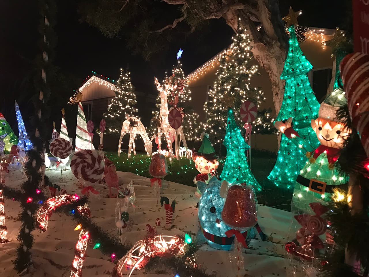 <a href="https://www.univision.com/noticias/comunidad/las-espectaculares-luces-navidenas-en-los-angeles-fotos">The Sleepy Hollow Christmas Lights</a> es un paseo de luces gratuito con miles bombillas y espectaculares decorados que forman parte de la lista de puntos a visitar en Los Ángeles más cerca de lo que imaginas.