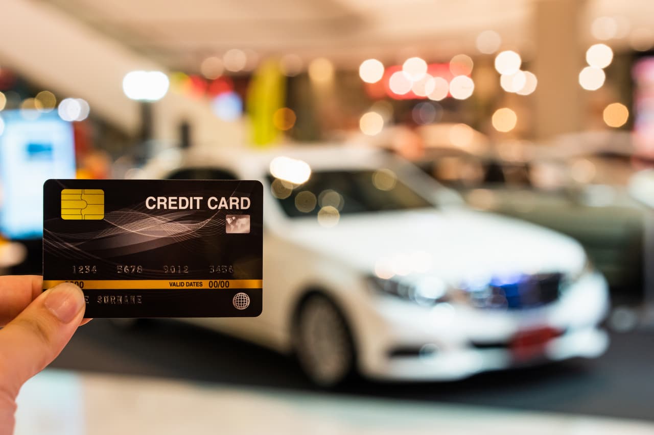 <b>Revisa si tienes algún tipo de descuento. </b>Los seguros, membresías e incluso tarjetas de crédito en ocasiones ofrecen descuentos generosos en concepto de alquiler de carros. También puedes revisar los mensajes de las agencias que llegan a la bandeja de promociones en tu correo electrónico. Y usar una tarjeta de crédito con reembolso (cashback) para pagar el servicio.