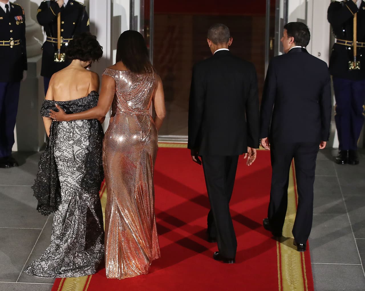 WASHINGTON, DC - OCTOBER 18: U.S. President Barack Obama (2nd R) and first lady Michelle Obama (2nd L) welcome Italian Prime Minister Matteo Renzi (R) and his wife Mrs. Agnese Landini upon arrival for a state dinner at the White House, October 18, 2016 in Washington, DC. President Obama is hosting the last state visit of his presidency. (Photo by Mark Wilson/Getty Images)
