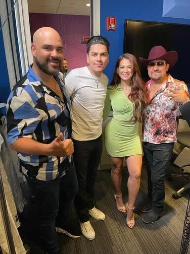 Los locutores comenzaron su día desde muy temprano al aire y recibieron en cabina la visita de 
<b>Virlán García</b>, quien les contó sobre su 
<b><a href="https://www.univision.com/radio/el-bueno-la-mala-y-el-feo/se-filtro-virlan-garcia-revela-que-fue-lo-que-paso-con-cancion-viral-y-los-atrevidos-mensajes-que-recibe-en-redes-video">nuevo tema que se filtró en las redes sociales sin su permiso</a></b>.