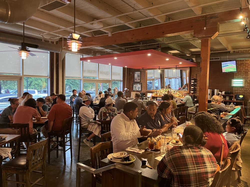 <b>The Pit Authentic Barbecue</b>
<br>Dirección: 328 W Davie St. Raleigh, NC. 27601
<br>Teléfono: (919) 890-4500
<br>Sitio web: 
<a href="http://www.thepit-raleigh.com/">http://www.thepit-raleigh.com/</a> 
<br>
<b><a href="https://www.yelp.com/map/the-pit-raleigh">Cómo llegar</a></b>
<br>
<br>The Pit Authentic Barbecue ha aparecido en varios programas de televisión populares, incluidos America's Best, Man vs Food, Throwdown with Bobby Flay y Unique Eats. Sus premiadas carnes ahumadas, guarniciones caseras y salsas lo han convertido en un favorito entre los amantes de la barbacoa.