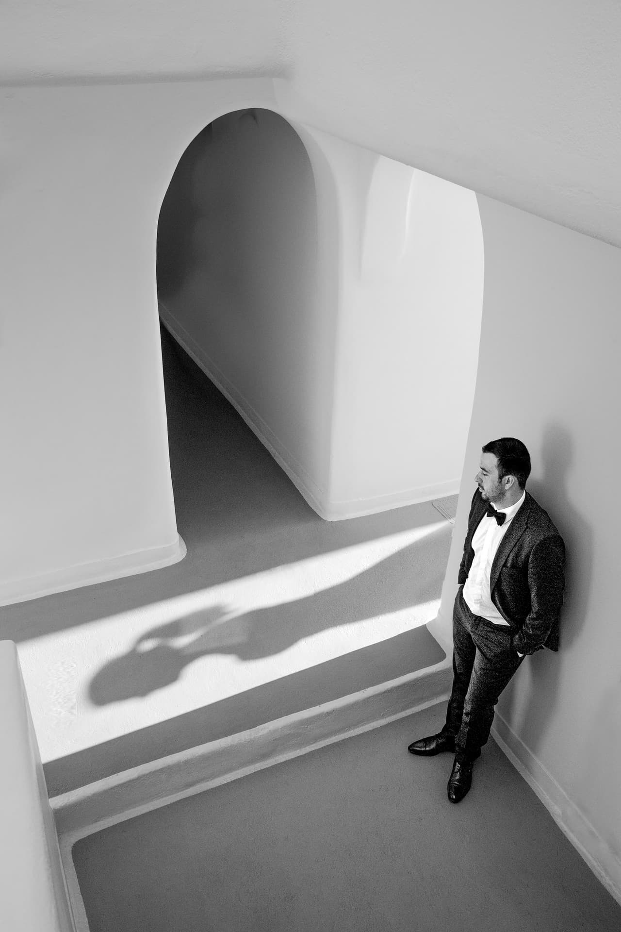 La sombra de la novia entra primero al pasillo, mientras el novio espera pacientemente. También resultó finalista en la categoría ‘retrato individual’.