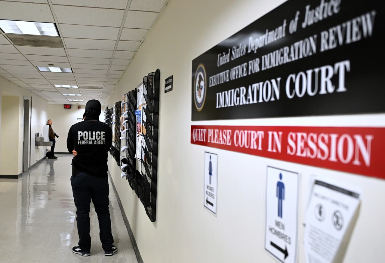 ICE ordena frenar redadas en tribunales y limita entrar a casas sin orden judicial, según funcionarios del DHS

