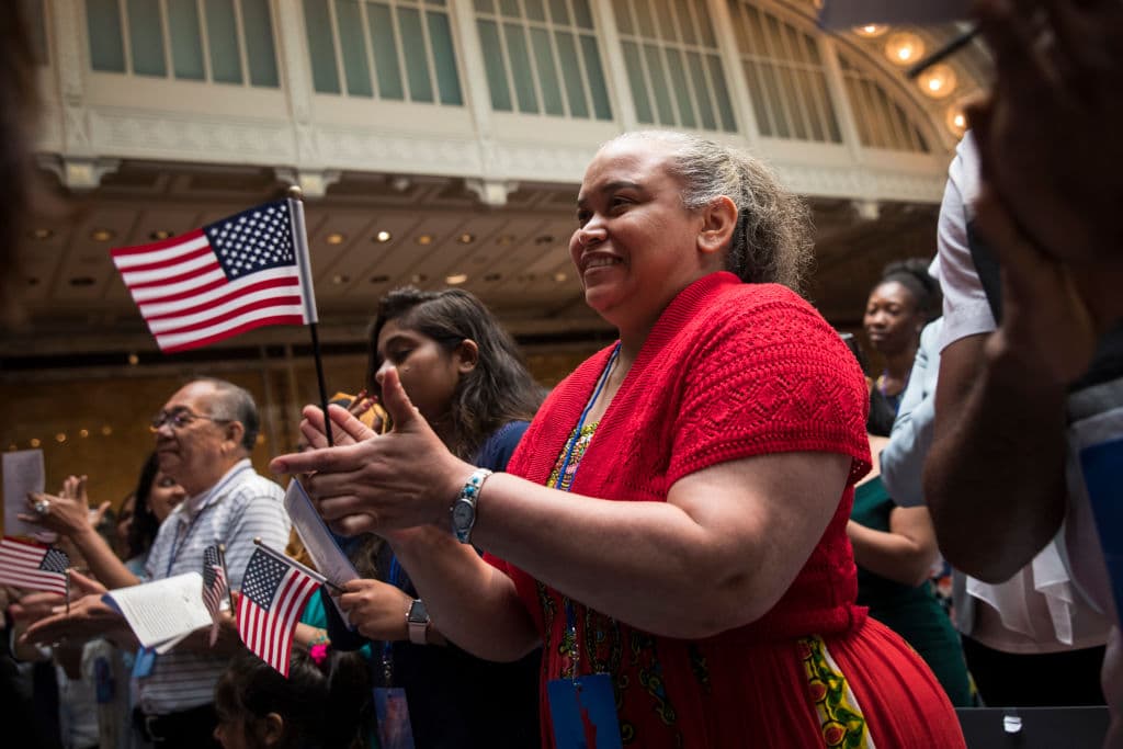 Realizan ceremonia de ciudadanía para 200 inmigrantes en la Librería Pública de Nueva York.