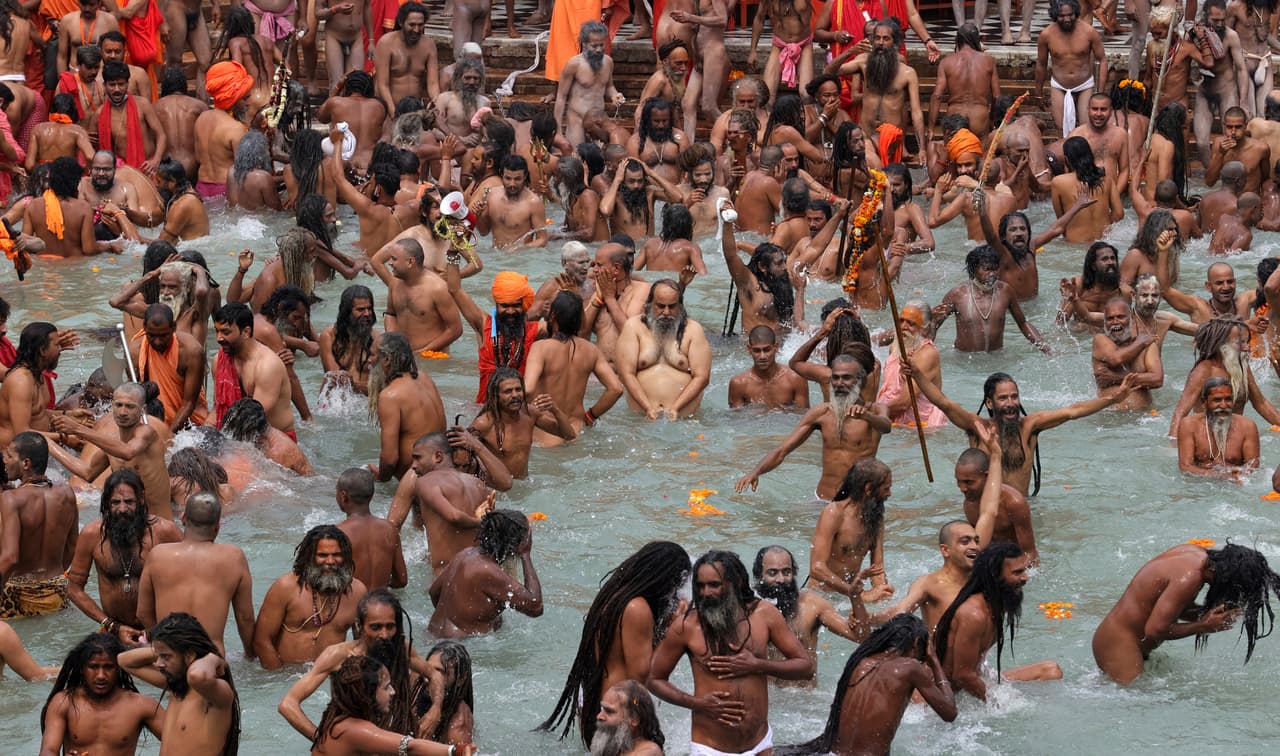 Cientos de personas se bañan en las aguas de Ganges durante el festival de Kumbh Mela, una de las festividades más importantes del hinduismo, el pasado 12 de abril.