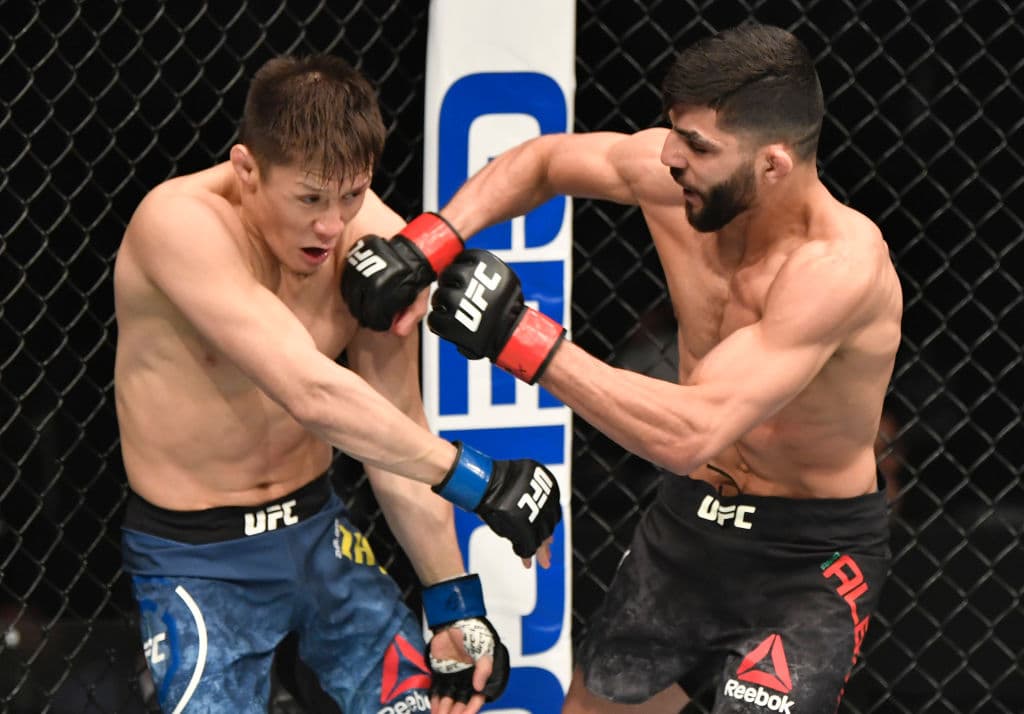 En combate de peso mosca, Albazi derrotó a Zhumagulov por decisión unánime.