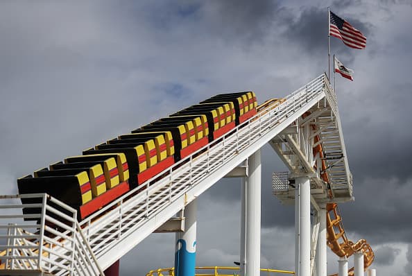 La famosa montaña rusa hace un ensordecedor ruido porque ya ahora recorre su vertiginosa ruta con carros vacíos. Pero las banderas de Estados Unidos y California se mantienen firmes y ondeantes pese a la incertidumbre que el covid-19 ha dejado en California.
<br>
<br>Hasta el momento el coronavirus ha cobrado 13 vidas en el estado dorado y unas 470 personas han dado positivo con el virus y las autoridades presumen que muchos más están a la espera de someterse a las pruebas.
<br>