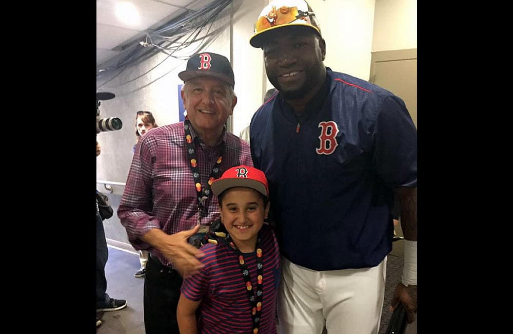 Polémica por fotografía de Andrés Manuel López Obrador en el MLB All Star Game