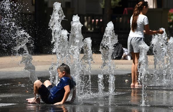 Los franceses han acudido a
<b> fuentes públicas y ríos para afrontar la ola de calor </b>de forma divertida. En la imagen se ve a los niños que juegan en chorros de agua en una fuente en Montpellier, al sur de Francia.
<br>