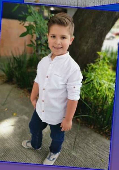 "Me gusta mucho ser actor, pero también tengo otras opciones como ser 
<b>cantante, bailarín, futbolista </b>y también cine", aseguró.
<br>