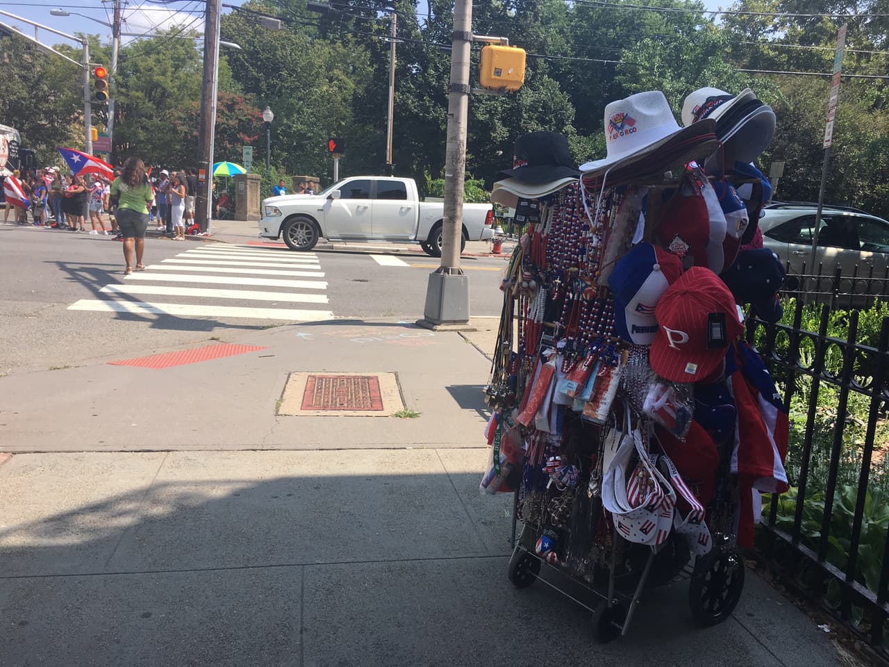 La fiesta boricua comenzó este sábado cuando decenas asistieron al festival en su recorrido por Columbus Drive entre las calles Brunswick y Merseles. Este domingo, el desfile seguiría hasta la alcaldía de Jersey City.