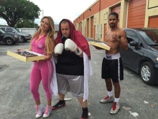 Raúl de Molina se preparó para su gran batalla en el ring del boxeo contra Carlitos el Productor. Y su entrenadora Ximena Cordoba estuvo allí apoyándolo todo el tiempo.