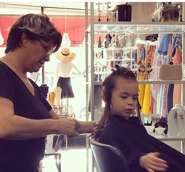 Cristy y Alan llevan a Michelle a la estética de María desde su primer corte. Aquí aparece portándose muy bien para quedar como la princesa que es.