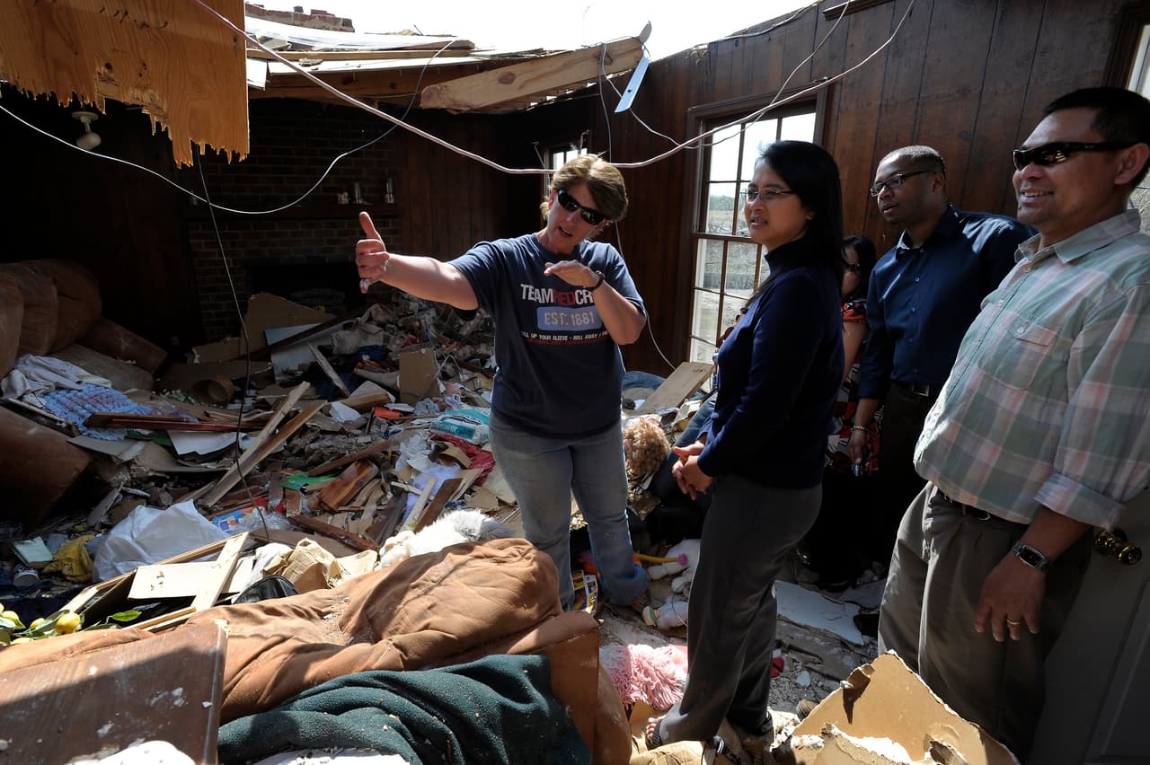 Una residente de Colerain dijo a voluntarios que ella, su esposo y perro sobrevivieron tras esconderse en un closet debajo de las escaleras.