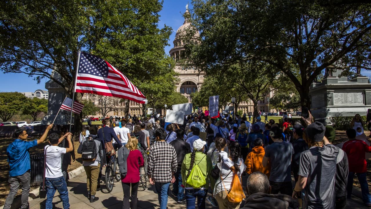 Houston vota a favor de unirse a la demanda contra el estado de Texas por la ley SB4