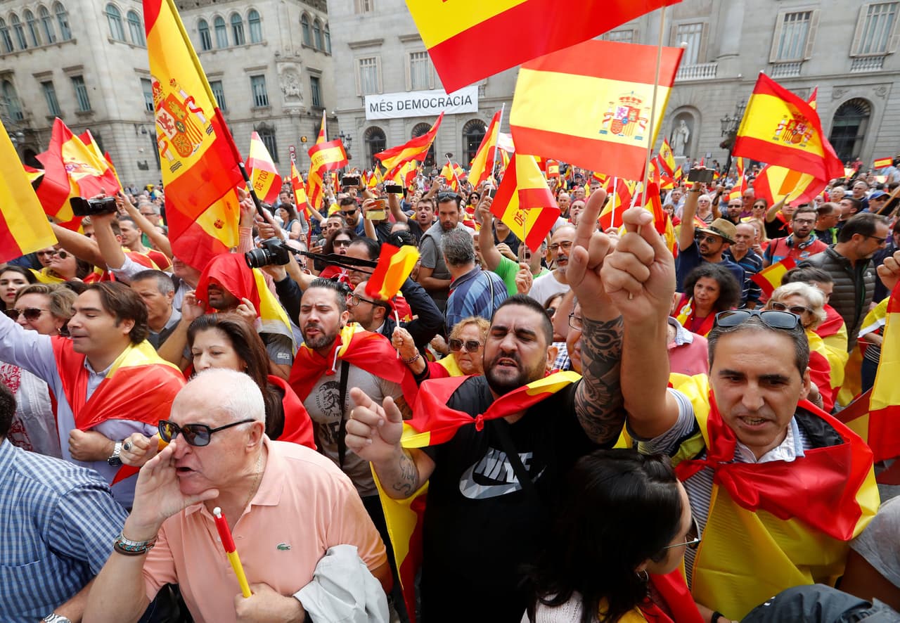 Un grupo de personas opuestas a la independencia y el referéndum manifiestan en el centro de Barcelona.