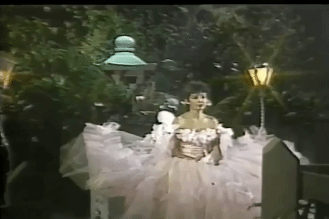 En la década de 1980 se estilaba que las protagonistas cantaran el tema de la telenovela en la que actuaban, y es por eso que Ana Martín, tras el éxito que le dejó su melodrama 'Gabriel y Gabriela' lanzó en 1983 su único disco homónimo. Ella misma, años después, comentó que lo suyo no era la cantada, y que prefirió retirarse de ese ámbito, siguiendo con la actuación.