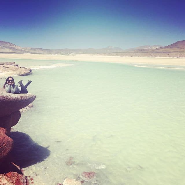 A la orilla de un salar.
