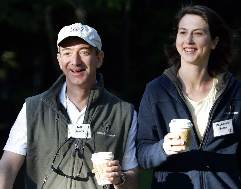 El 13 de septiembre de 2018, Bezos anuncia que él y su esposa donarán US$ 2.000 millones a un fondo llamado 
<b>"Bezos Day One Fund"</b> para organizaciones sin fines de lucro que ayudan a familias sin hogar y para crear una red de centros preescolares en comunidades de bajos ingresos.
<br>