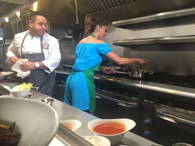 El Chef Torres muy pendiente de los movimientos de Francisca.