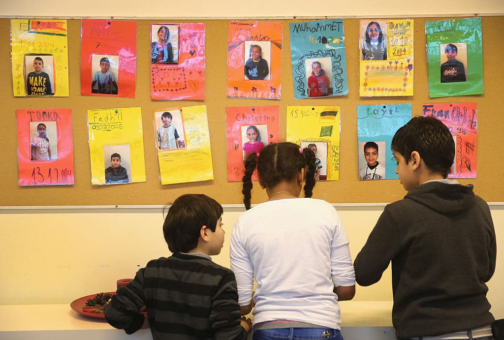 Padres inmigrantes temen enviar a sus hijos a la escuela por operativos de ICE: ¿Por qué decidir que falten puede ser un delito?