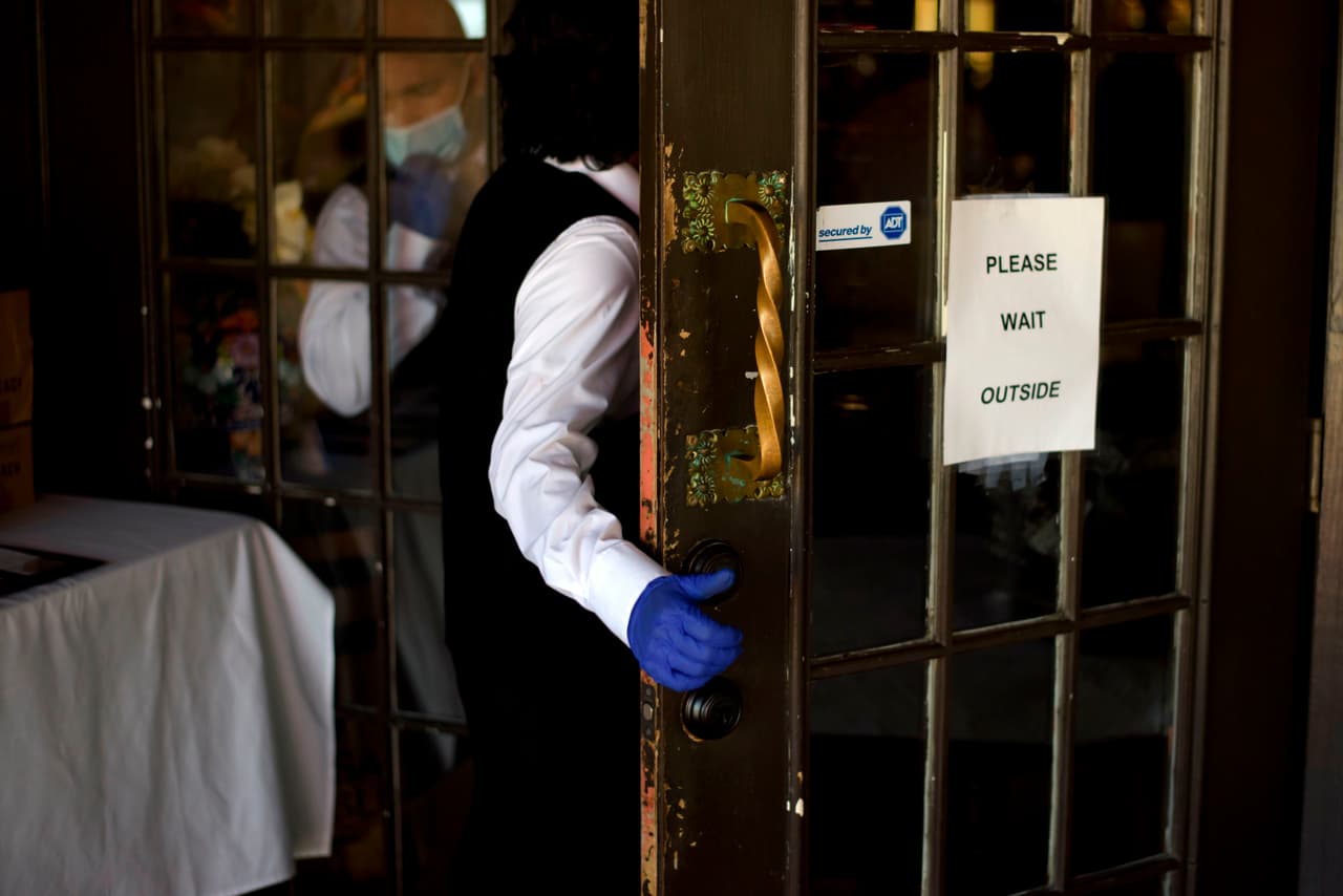 Los establecimientos, especialmente los de gran tamaño, deberán considerar tener a un empleado que vigile el acceso al restaurante, incluyendo abrir puertas para evitar que los clientes toquen las manijas de las puertas.
