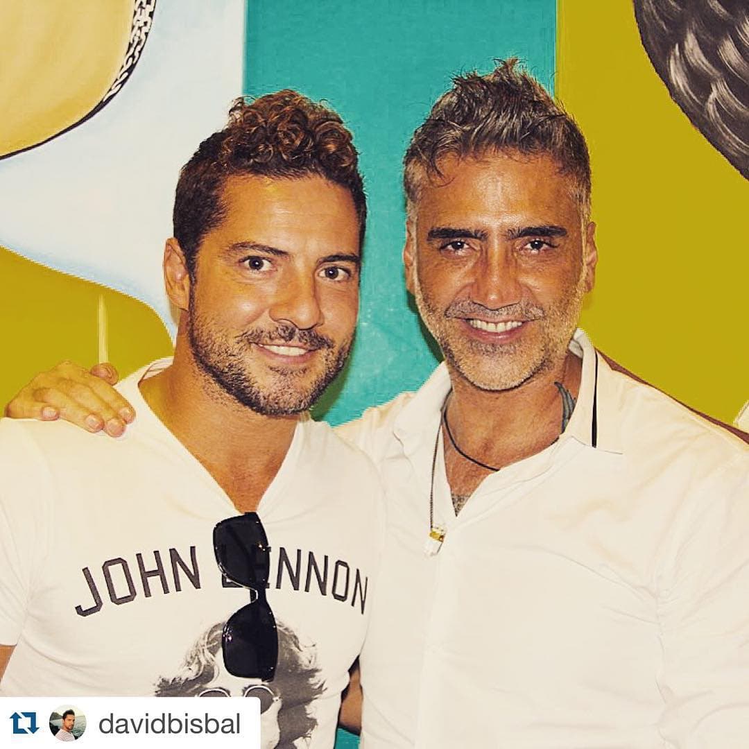 Alejandro Fernández ha celebrado históricas colaboraciones a lo largo de su carrera y ha hecho dueto con artistas como Christina Aguilera, Alejandro Sanz, David Bisbal, Gloria Estefan, Beyoncé, Franco de Vita, Juan Gabriel y Joan Sebastián, entre muchos más.