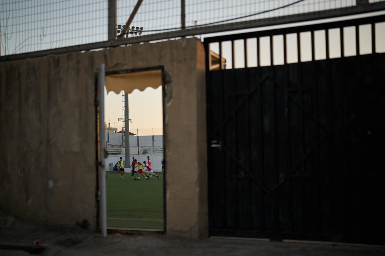Jóvenes palestinos de una academia local participan en una sesión de entrenamiento en el estadio Jamal Ghanem, en la ciudad de Tulkarem, Cisjordania, el jueves 4 de junio de 2026. (Foto AP/Leo Correa)