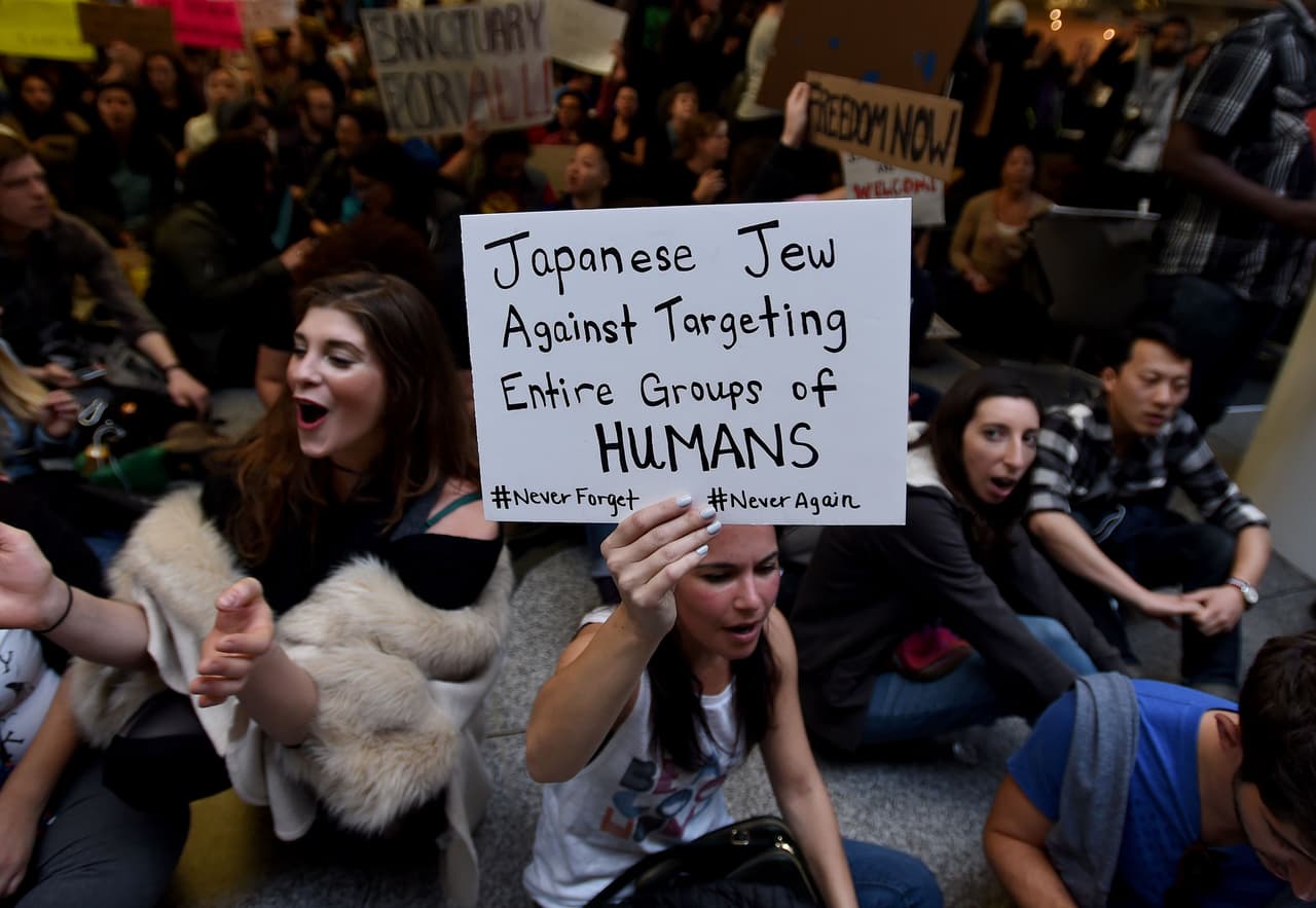 Manifestantes se reunieron en el aeropuerto internacional de San Francisco para protestar contra la orden ejecutiva firmada por el presidente Donald Trump que prohíbe la entrada de inmigrantes de siete países con mayoría musulmana a Estados Unidos durante los siguientes 90 días.