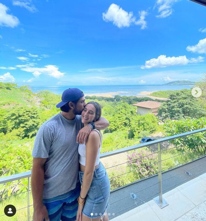 "Mi hija María 
<b><a href="https://www.univision.com/famosos/laura-flores-se-alejara-de-sus-hijos-por-varios-meses-y-ellos-estan-tan-felices-que-hasta-le-ayudaron-a-hacer-la-maleta-fotos" target="_blank">se va de viaje con su novio</a></b> y nos vamos de viaje todos juntos y se viene ella con el novio", contó. 
<br>