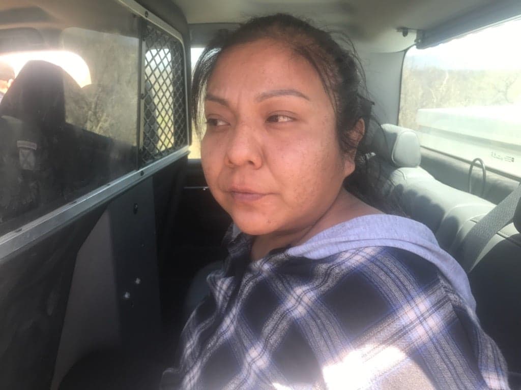 La conductora identificada como Raven Marie Lopez, de 37 años, ciudadana estadounidense de Tucson, transportaba un grupo de indocumentados.
