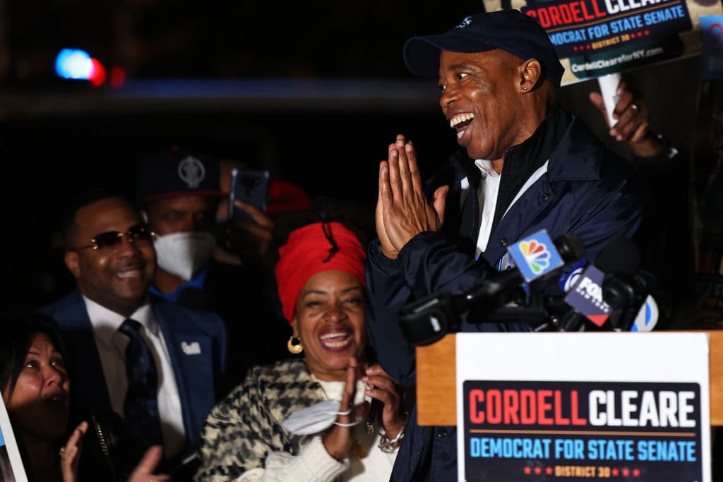 “Y quiero que obtengas la energía de lo que estamos haciendo hoy para que sepas que tienes posibilidades. 
<b>Dónde estás no define quién tú eres</b>… Por eso me postulé para alcalde. Porque quería convertir el dolor en propósito”. 
<br>
<br>