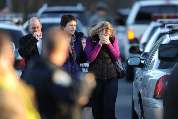 Testigos describieron un intenso tiroteo, con unos 100 disparos, y dijeron haber visto un pasillo de la escuela salpicado de sangre. "Estaba en el gimnasio en ese momento... escuchamos muchos 'bangs' y pensamos que era el guardia golpeando cosas (contra el suelo). Escuchamos gritos y entonces fuimos a una pared y nos sentamos", dijo un joven a WCBS.