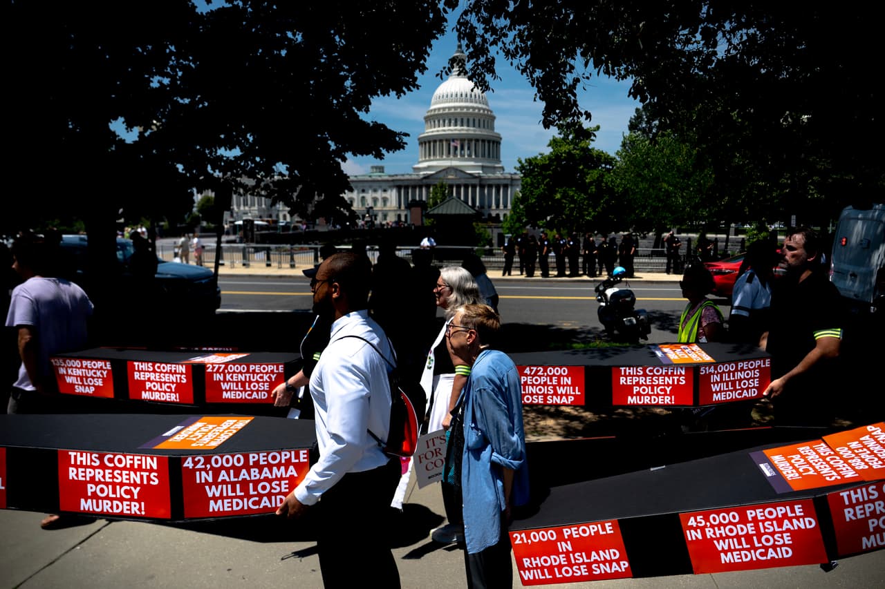 Medicaid, impuestos, deportaciones: ¿qué hay en el proyecto de ley fiscal de Trump que aprobó el Senado?