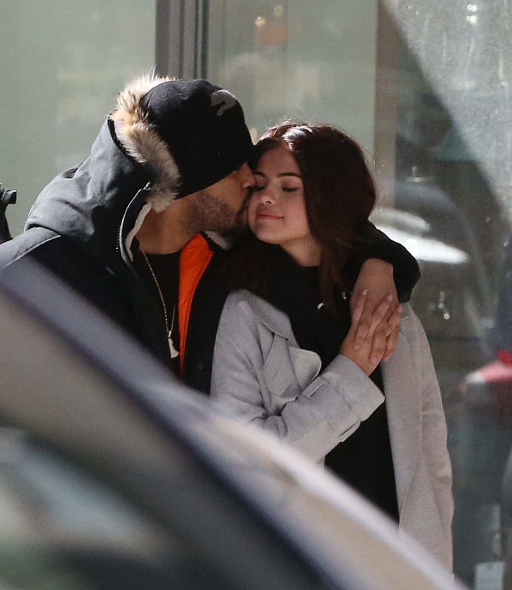 Selena Gomez y The Weeknd no ocultaron su amor mientras paseaban tomados de la mano en un romántico día de shopping en Toronto, Canadá.