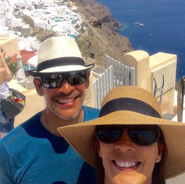 Johnny y su esposa en la espectacular Isla de Santorini en Grecia.