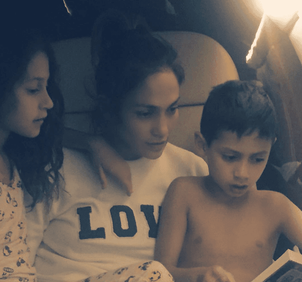 La intérprete de 'On the floor' admitió su aflicción con tan contundente mensaje: "Estoy triste, lo siento, me estoy desahogando, pero 
<b>mi corazón se rompe y solo quiero que se detenga</b>. Somos mejores que esto. Tenemos que ser mejores que esto.", finalizó JLo.