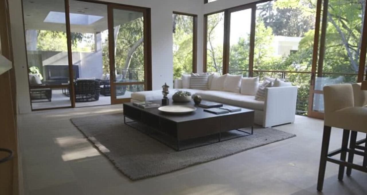 Cuenta con siete recámaras y nueve baños, además de espacios súper amplios.