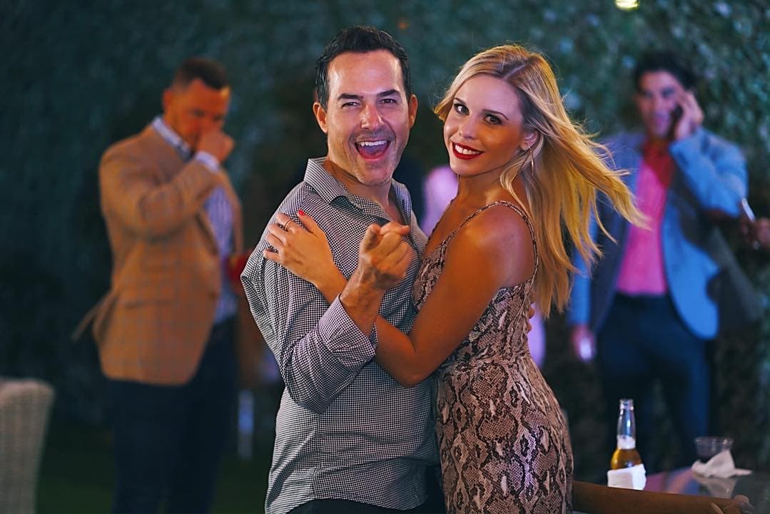 La sonrisa es algo que nunca falta en el rostro de Carlos y junto a su novia luce aún más feliz.