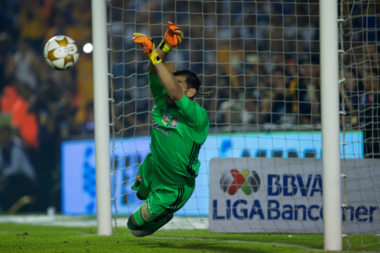 <b>Tigres perfectos</b>
<br>Un año atrás los Felinos mostraron su acertividad desde los once pasos y ante las Águilas repitieron la dosis, tres futbolistas anotaron en fila, mientras tres elementos azulcremas (William da Silva, Silvio Romero y Javier Güemez) fallaron para cederle el campeonato a los norteños.