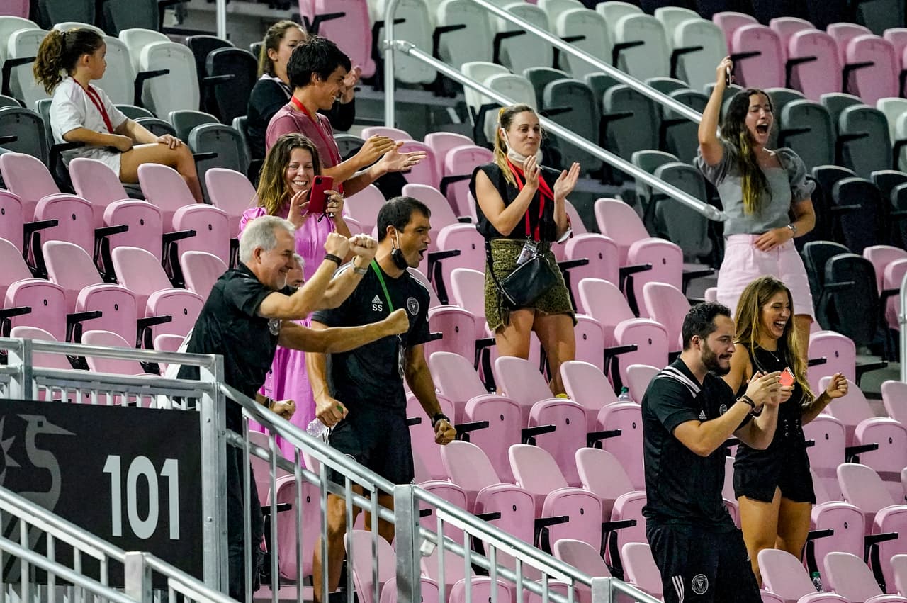 Aunque el juego fue a puerta cerrada, el propietario y gerente del Inter Miami pudo ver la victoria de su equipo junto a su familia y desde las gradas. 
<br>