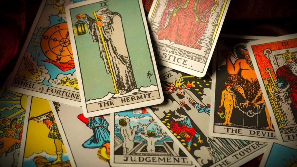 El Tarot es algo mucho más profundo. Sus orígenes datan al menos del siglo XIV. La técnica se basa en la selección de cartas de una baraja especial, que luego son interpretadas por un lector, según el orden o disposición en que han sido seleccionadas o repartidas.